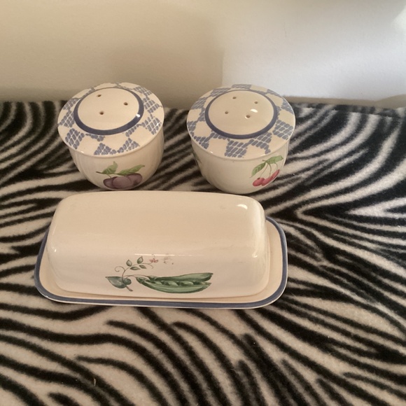 Pfaltzgraff 1/4 Pound Butter Dish plus SALT and PEPPER set - Picture 8 of 8